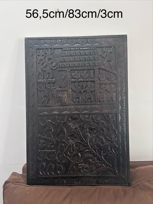 Quadro em madeira com relevos figurativos