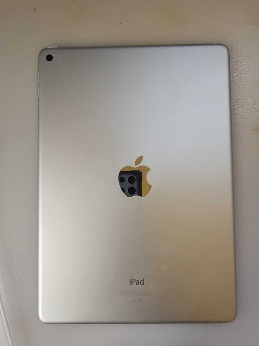 iPad Air 2 prateado com capa