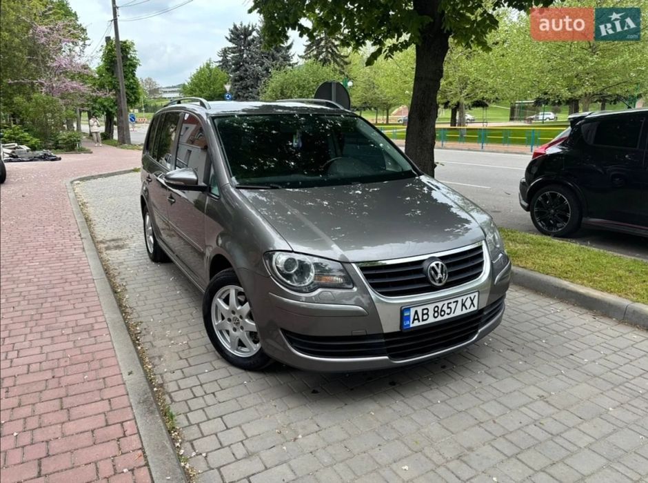 Продам автомобіль Volkswagen Touran 2010 року.