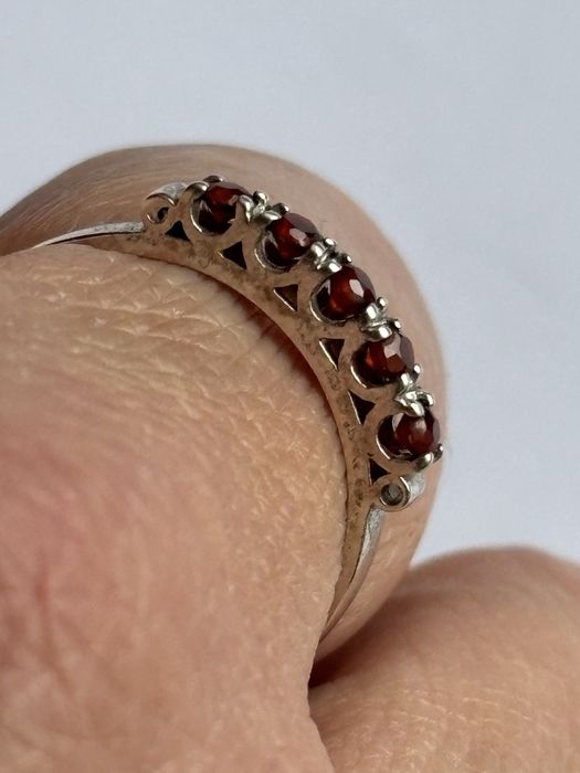 Srebrny pierścionek z granatami