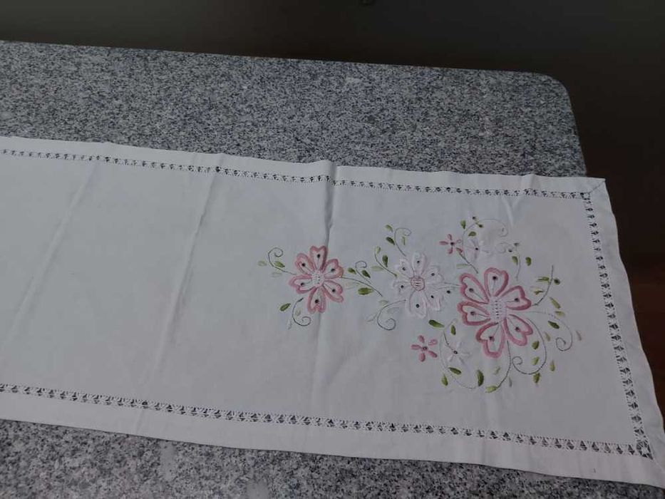 Caminho de Mesa Bordado com Baínha Aberta