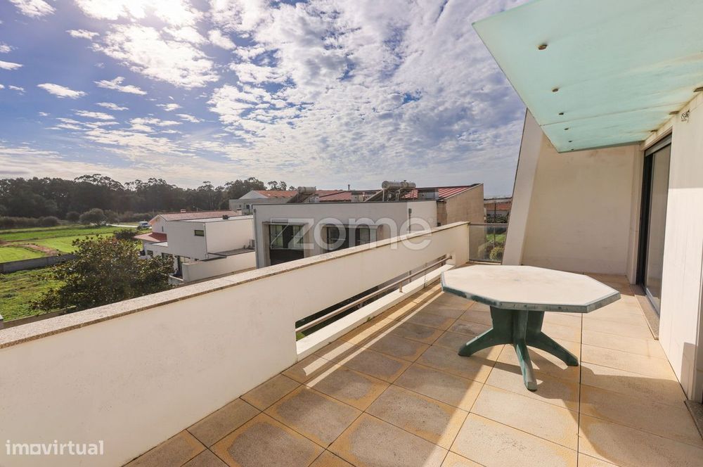 Apartamento T2+1 Duplex em Cond. Fechado com Piscina Cepães, Espose...