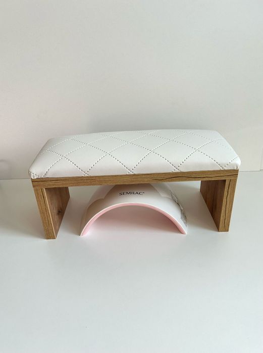 Podpórka do manicure paznokci pod dłoń.  Biała pikowana