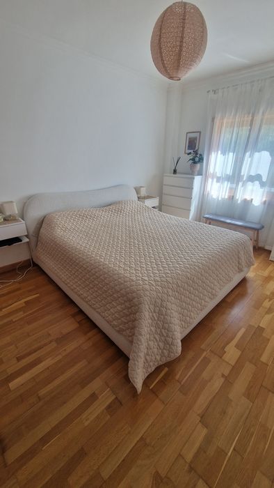 Cama com baú Sklum em tecido bouclé 180x200cm