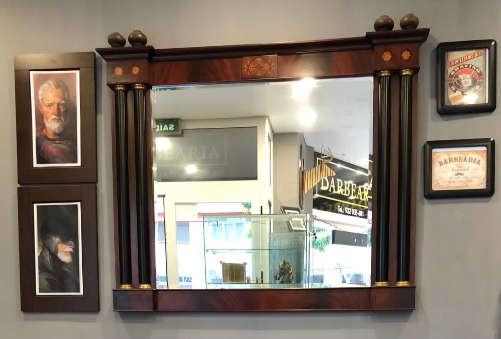 Cadeira de Barbeiro, frigobar e espelho antigo, para Barbearia