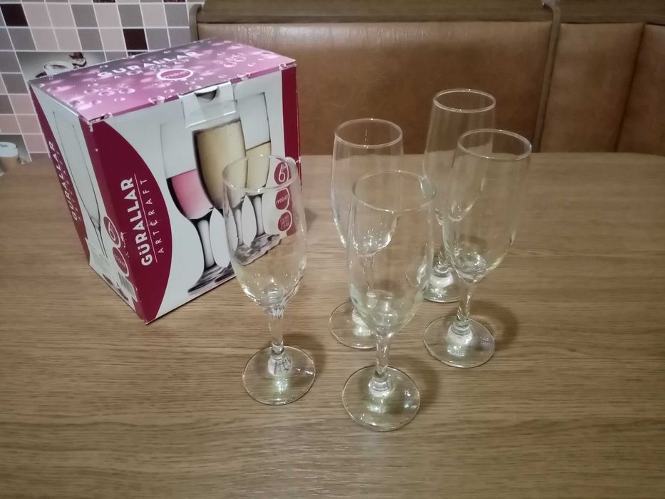 Стеклянные бокалы