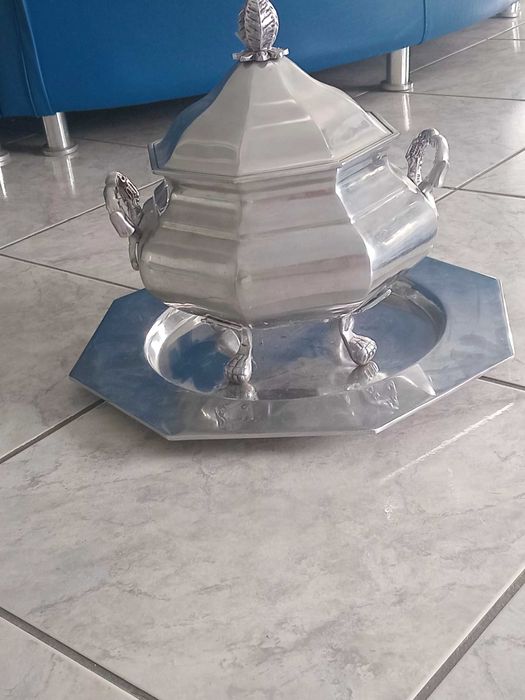 Terrina com bandeja em estanho