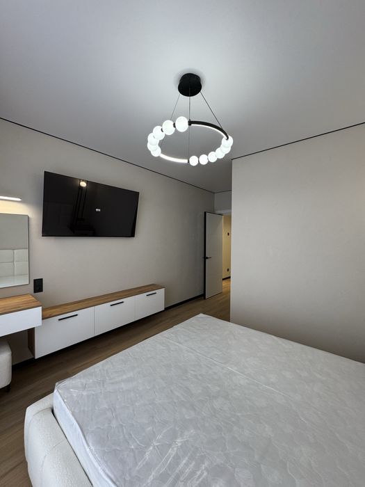 Велика 1-кімнатна квартира видова на Міське Озеро