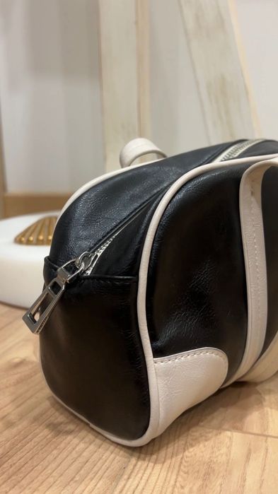 Bolsa / Mala Mulher Estilo Bowling/Duffle - Preta com Detalhes Brancos