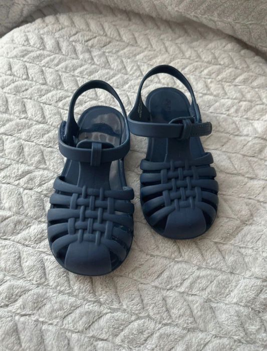 Sandálias para criança.