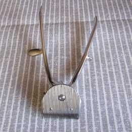 Antiga maquina de cortar cabelo em muito bom estado, como nova. Made in France