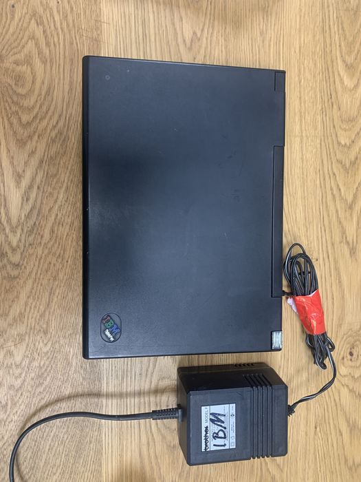 Stary tablet IBM chyba 1995 lub straszy dziala - z ladowarka