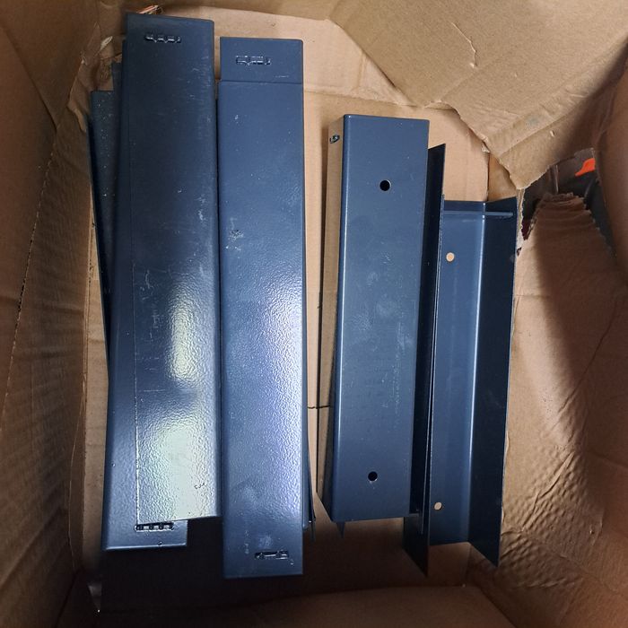 Uchwyty ogrodzeniowe.