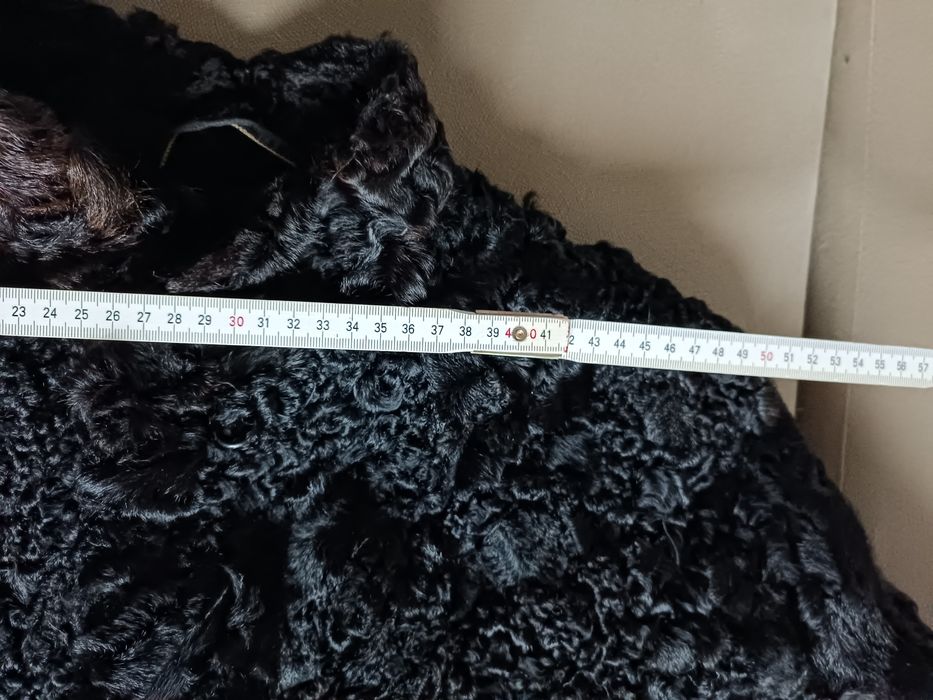 Płaszcz z czarnych karakułów