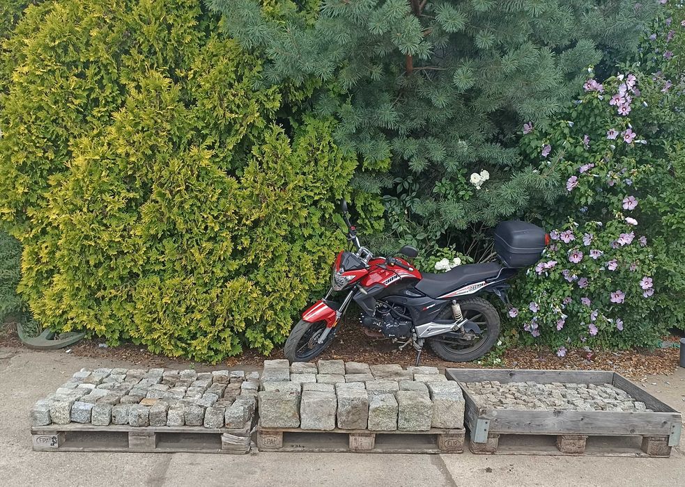 Kostka granitowa, krawężniki oraz bloczki