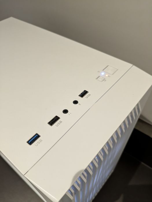 Komputer do gier | RX 6600 8GB | 12 Rdzeni | 16GB RAM | SSD | LEDy