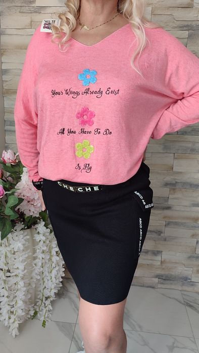 Śliczny koralowy nowy sweterek z cienkiej dzianiny oversize kwiaty dek