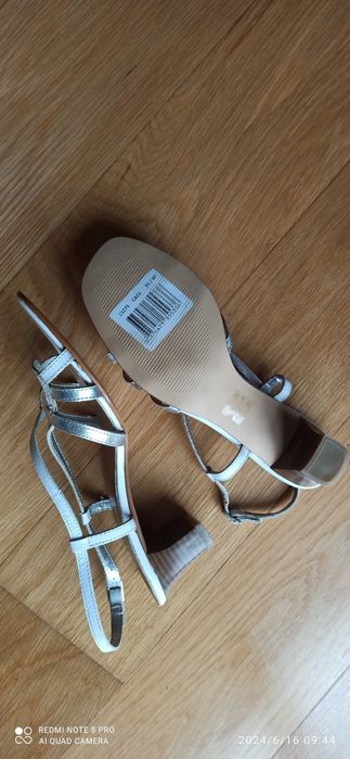 Sandálias brancas e prateadas, novas, marca "Metty", espanhola, n.º 38