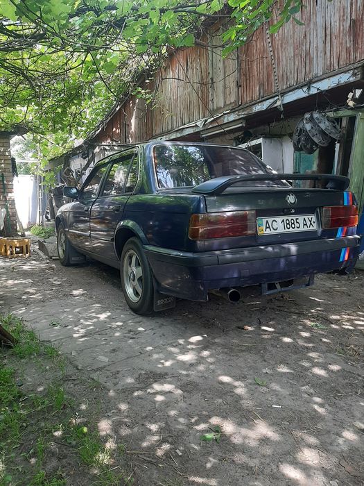 Продам бмв 320 на ходу двіжок ракета самоблок. Потребує косметичного ремонту на повном боєвом ходу помпа гррм радіатор поміняні є в комплекті літні ді