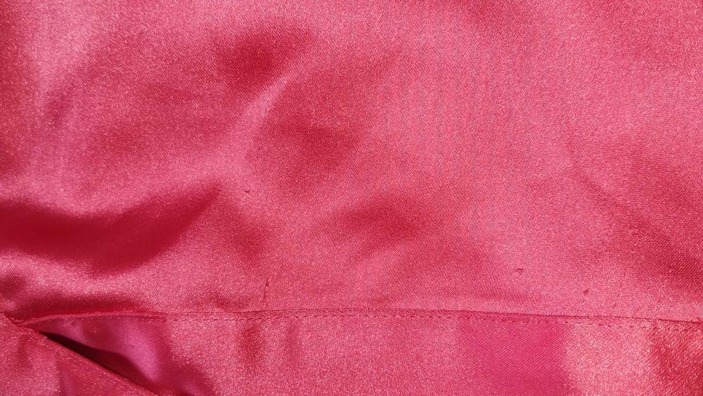 Рожева атласна міді-сукня Zara з вирізами на боках. Нова з біркою, але з нюансами