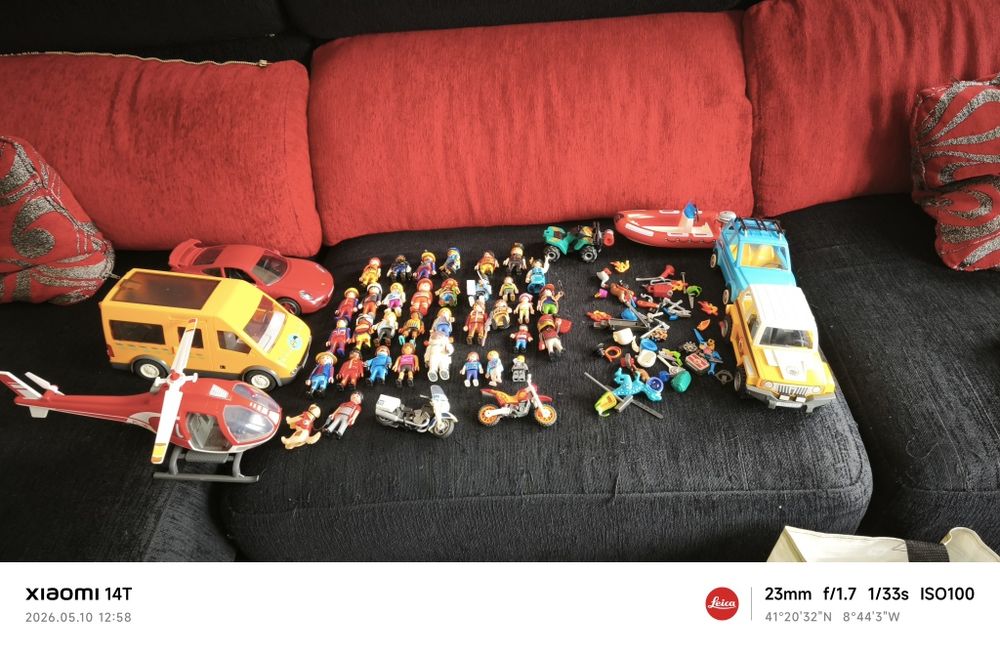 Grande lote Playmobil – helicóptero, barco, carros e muitas figuras  troco por selos
