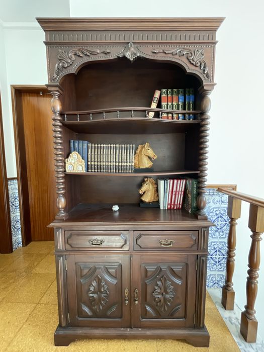 Móvel antigo com prateleiras