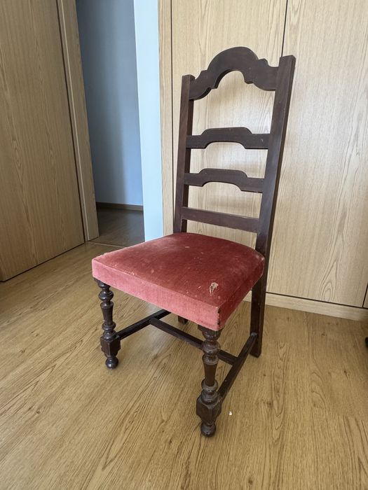 Cadeira antiga em madeira estilo rustico /tradicional para restauro