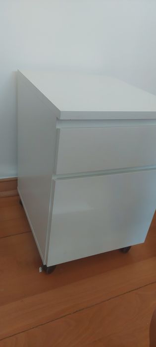 Móvel de arquivo branco