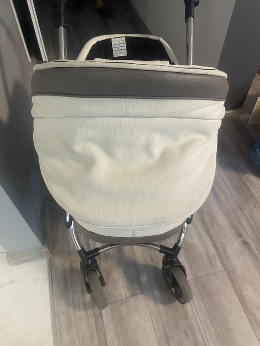 Piekny, komfortowy wozek 2w1 z parasolka