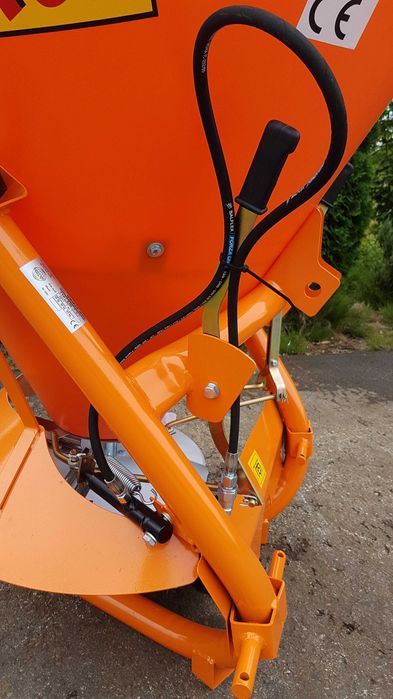 Piaskarko-solarka posypywarka do soli i piasku GRASS-ROL jednotarczowa