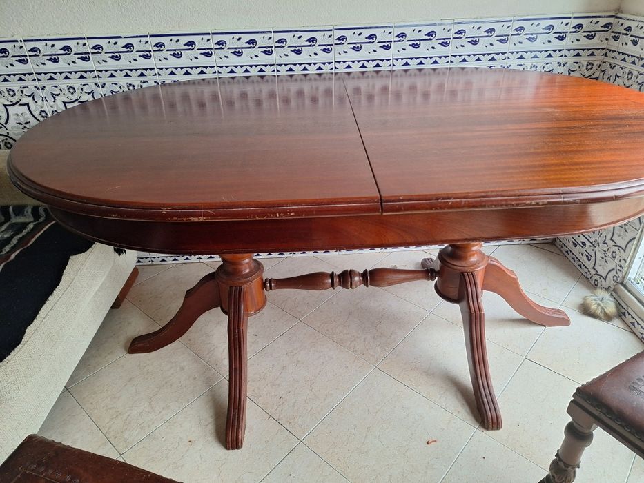 Mesa em madeira maciça mogno e quatro cadeiras