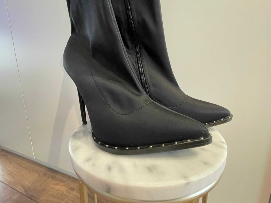 Modne kozaki z ćwiekami