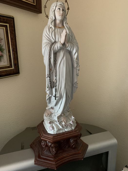 Louças usadas e peças sacras