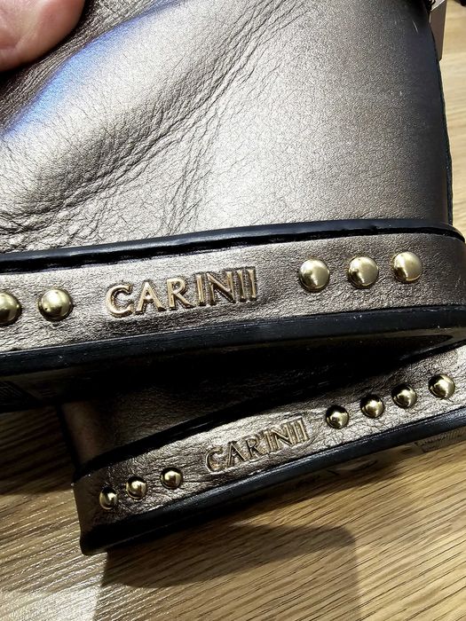 Buty na koturnie Carinii zloty ciemny