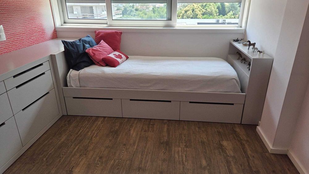 Quarto completo com cama solteiro, em madeira lacada