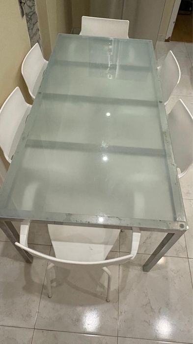 Mesa de vidro com 6 cadeiras brancas