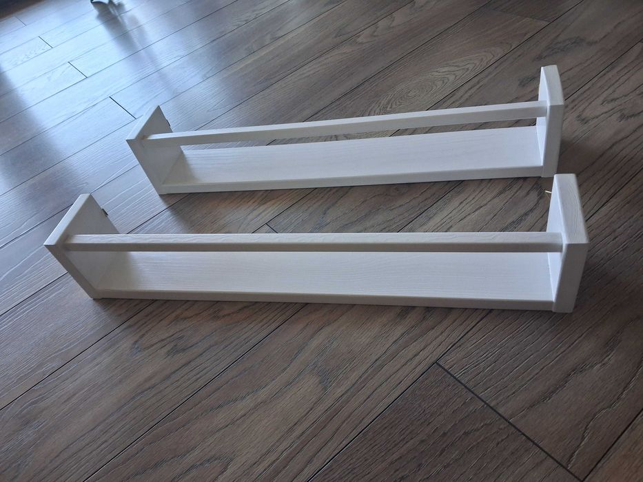 Dwie biale polki na ksiazki do pokoju dzieicecego