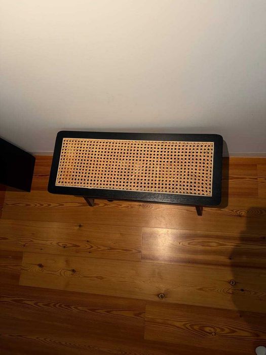 Conjunto H&M Home banco rattan + 2 pedestais pretos