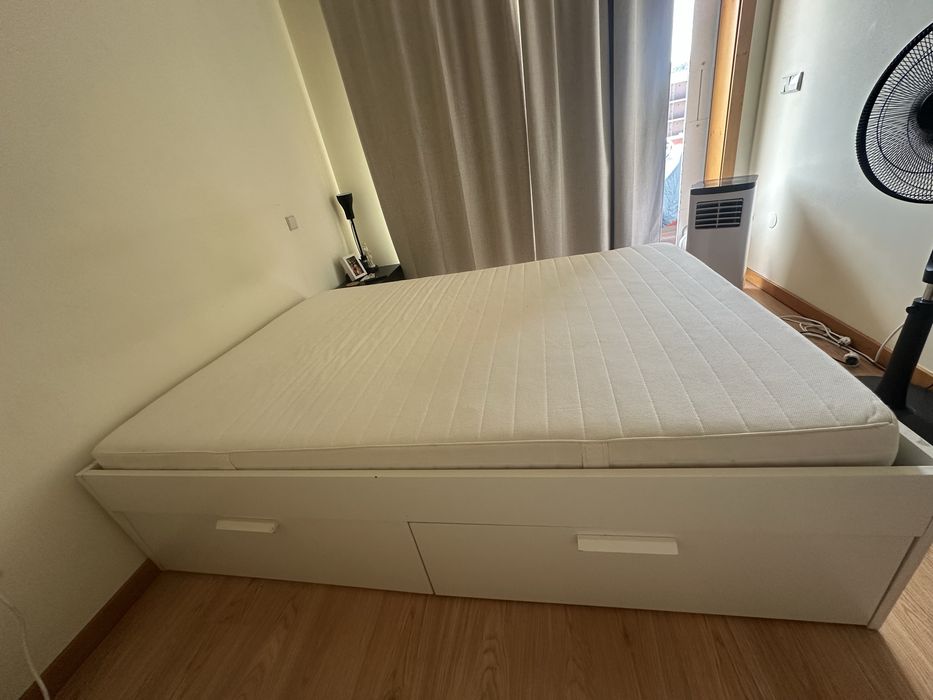 Cama com gavetas