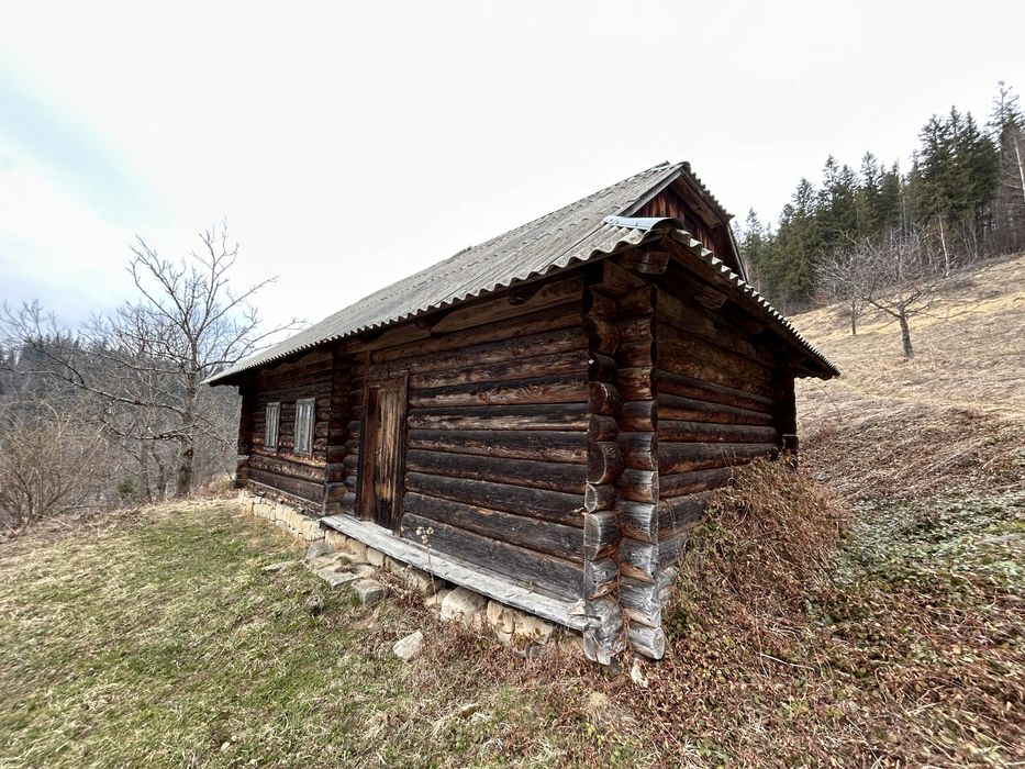 Продаж земельної ділянки з будинком в горах..