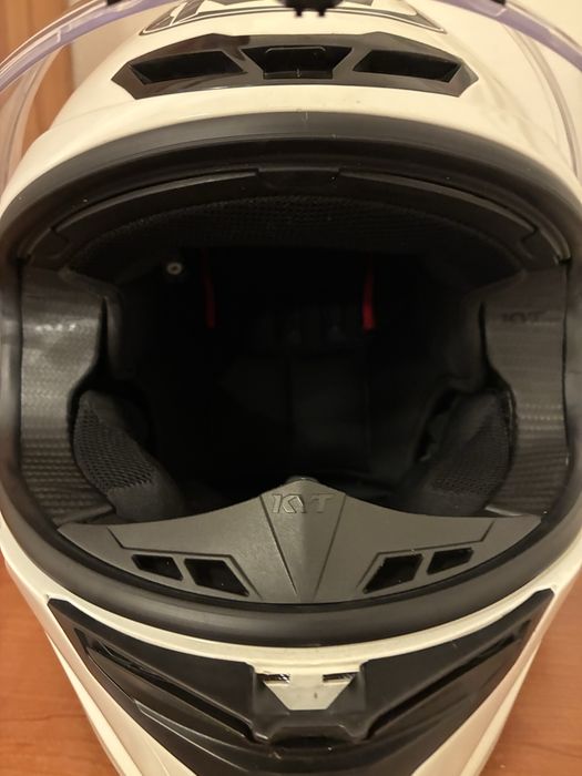 Capacete de moto com intercomunicador Bluetooth e viseira escura