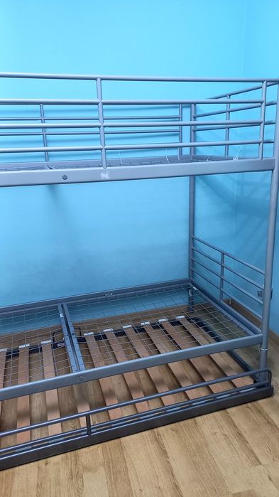Estrutura de beliche em metal com cama inferior