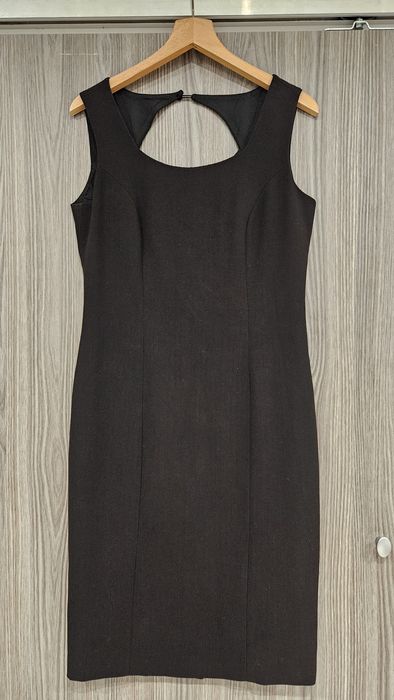 Mała czarna - sukienka z podszewką, piękne odkryte plecy