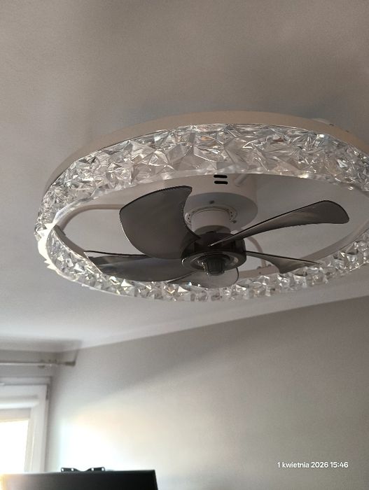 Lampa sufitowa z wiatrakiem