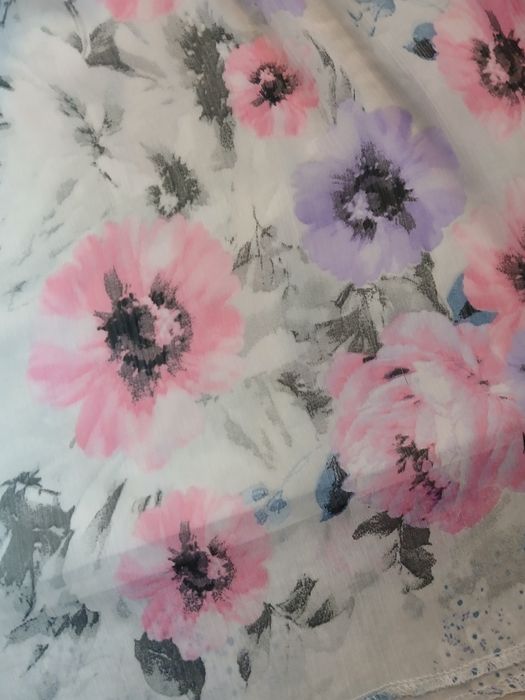 Urocza kwiecista sukienka