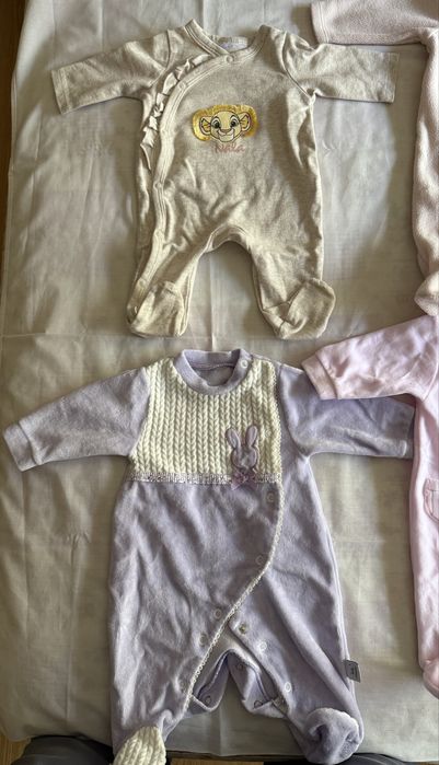 Babygrows + pijamas + vestido + camisola + 2 chupetas - Tamanho 0