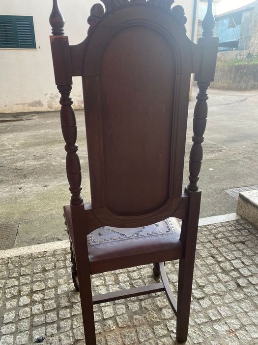 Mesa de sala + 8 Cadeiras em pele