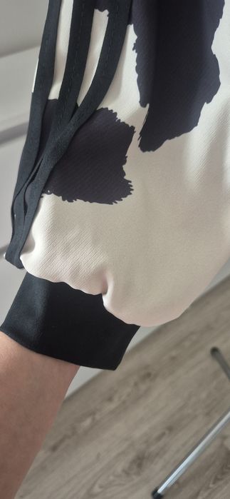 Elegancka kurtka bomberka w łaty krowa kremowo-czarna