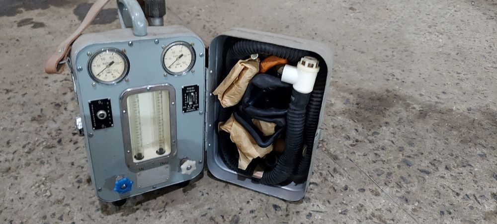 Аппарат АН-8 ингаляционного наркоза може бути як декор або реквізит