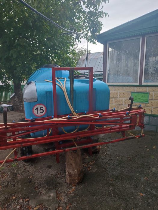 Оприскувач з додатковою ємністю для води